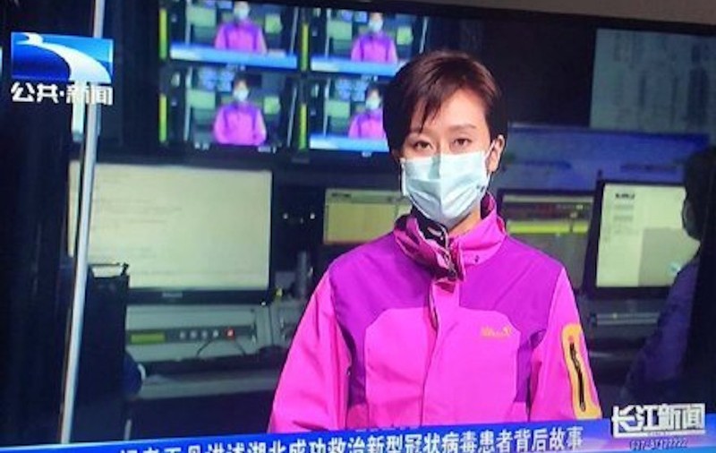 În Wuhan, și prezentatoarele TV poartă măști de protecție, de teama coronavirusului