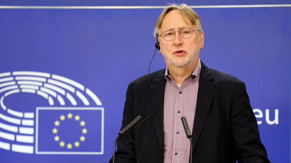 Bernd Lange surprins în timp ce vorbește în cadrul unei conferințe de presă
