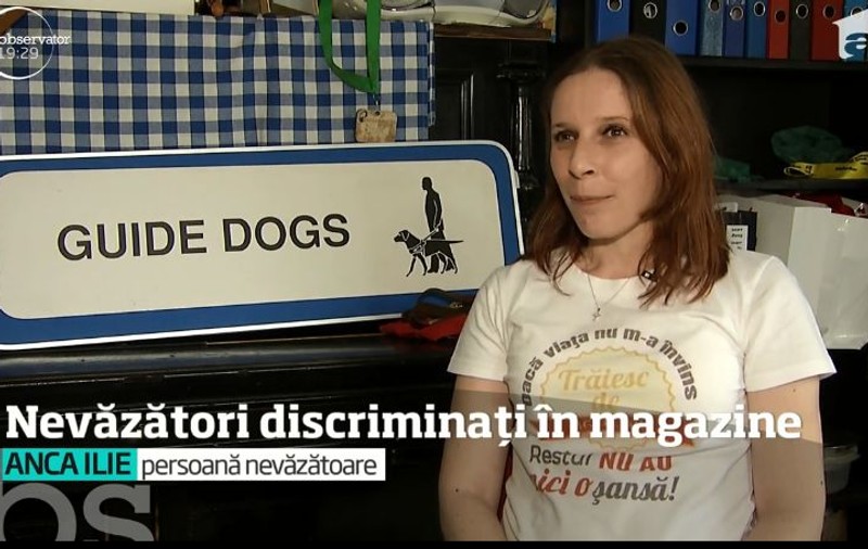 Situație incredibilă: tânără nevăzătoare, dată afară din mai multe magazine pentru că are câine însoțitor | FOTO