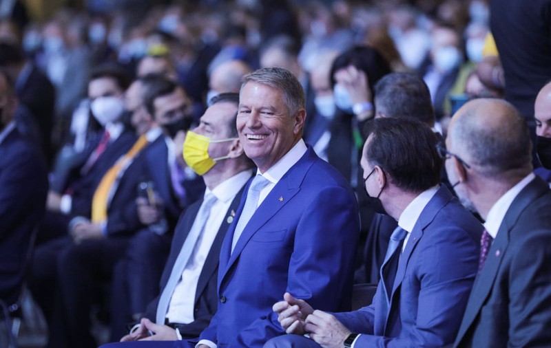 Congresul PNL s-a mutat la peluza unui meci Steaua-Dinamo. La cald, despre discursurile lui Iohannis, Orban și Cîțu