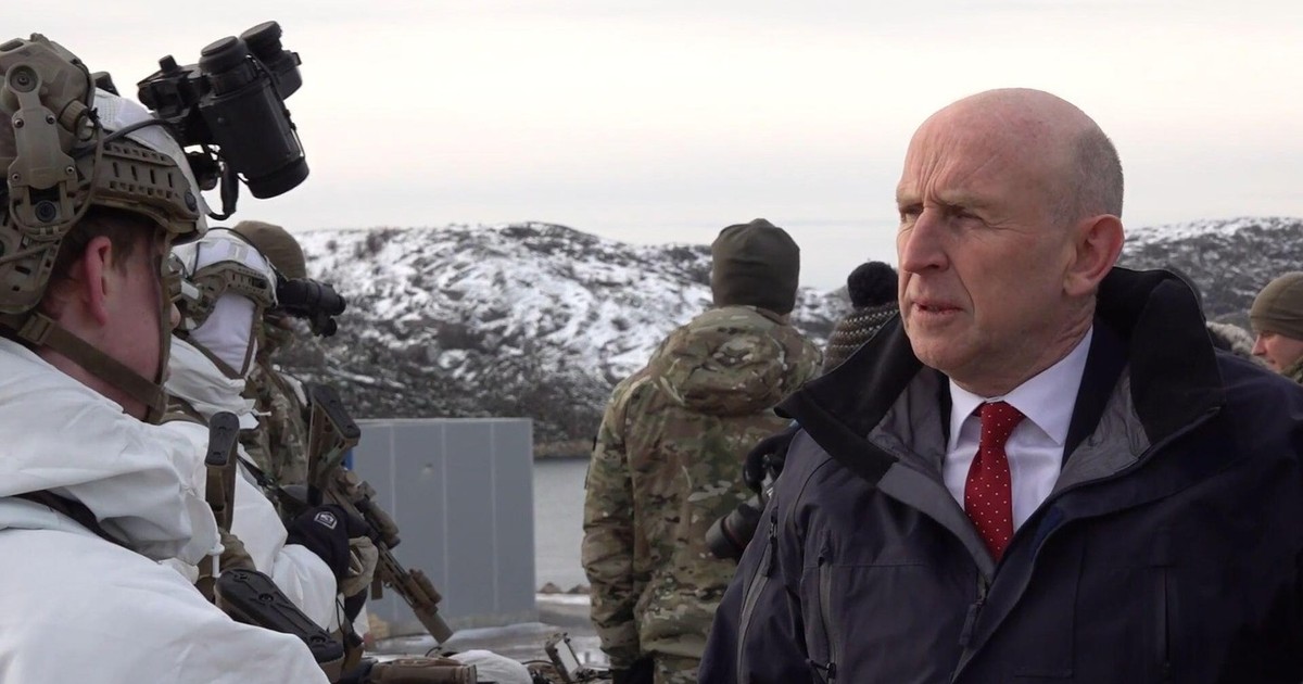 John Healey, la bordul unei nave britanice, în largul Norvegiei Foto: Profimedia