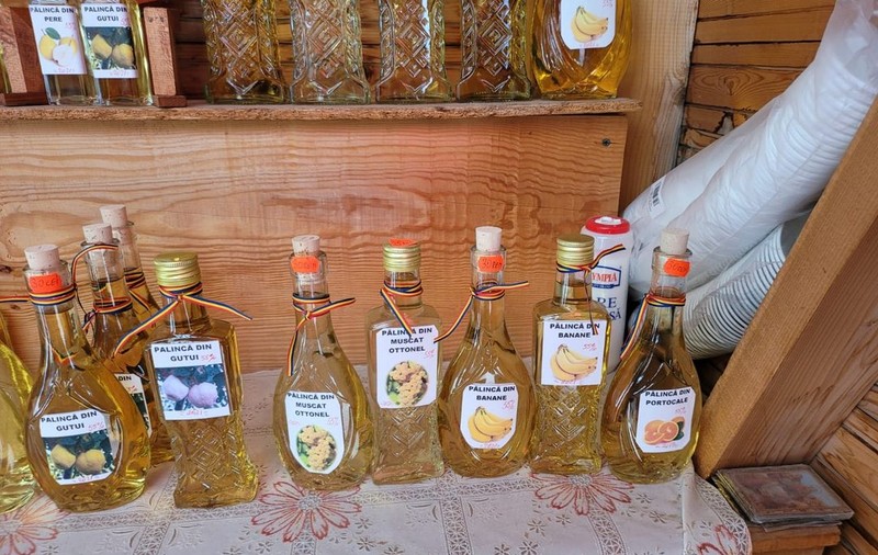 Palincă falsă, găsită la vânzătorii de „produse tradiționale” din Bran. ANPC: „Făcături din alcool rafinat cu esențe”