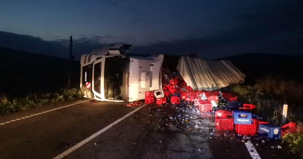 DN28 B, blocat după ce un camion cu bere s-a răsturnat.