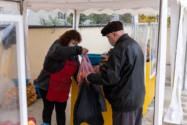 Puțini clienți urcă în parcarea supraetajată, unde funcționează mai noi piața din sectorul 6. Foto: Vlad Chirea / Libertatea