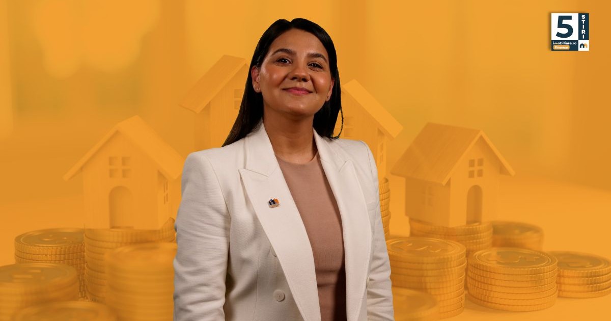 Tatiana Niculae, gazda rubricii 5 știri Imobiliare Finance, îmbrăcată cu un sacou de culoare albă, pe fundal portocaliu