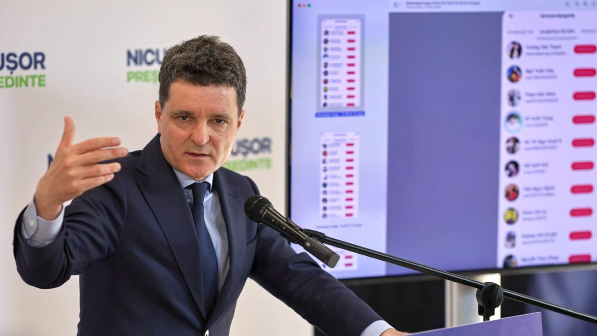 Nicușor Dan în timpul conferinței de presă, vorbind la microfon