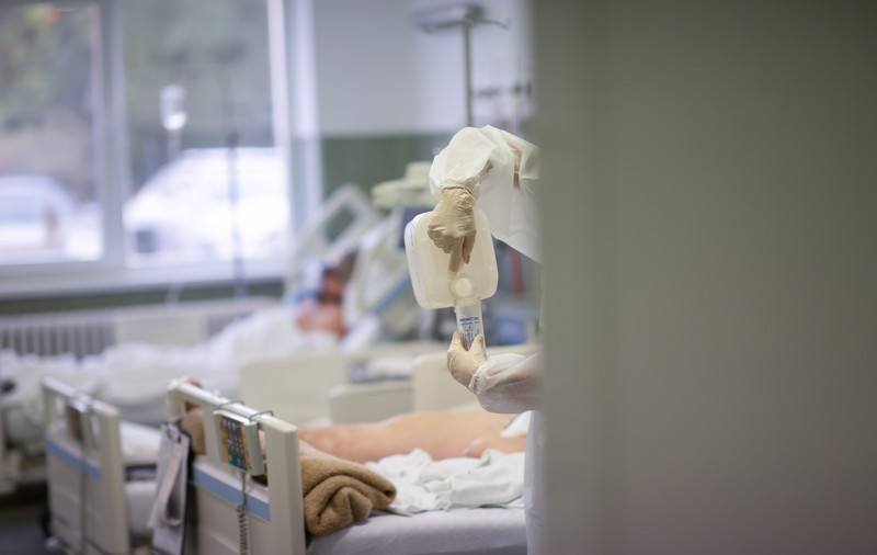 Un pacient cu COVID, găsit mort pe marginea drumului, în Vaslui. Bărbatul plecase din spital, fără să spună nimic medicilor