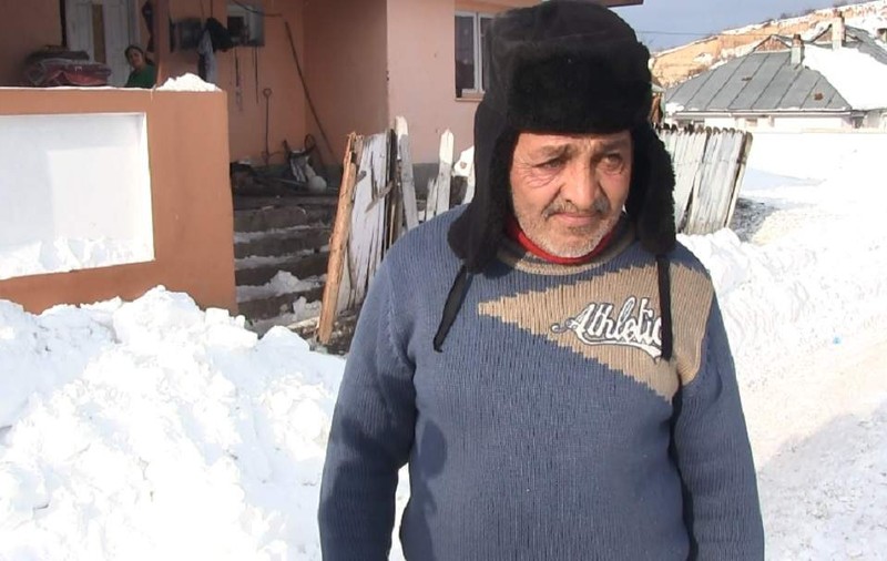 Vasluianul care a sunat la 112 şi a cerut să vină cineva să curețe zăpada din faţa curţii. "Nu aveam pe unde să trecem cu copiii"