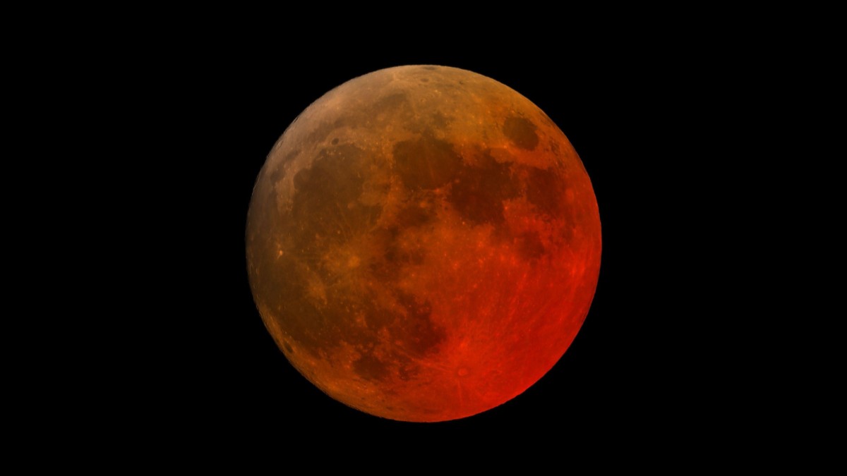 Lună Sângerie, în timpul eclipsei totale de Lună