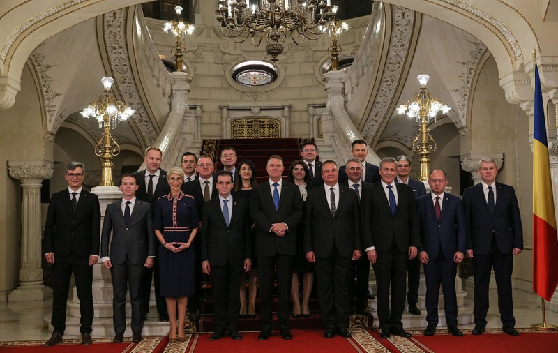 Guvernul Orban, selfie în drum spre Cotroceni. Ceremonia s-a încheiat cu șampanie, pentru prima oară de la învestirea Guvernului Cioloș