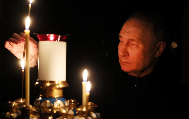Putin, filmat când aprinde o lumânare în biserică, la două zile de la atac. Imaginile, publicate de Kremlin | VIDEO