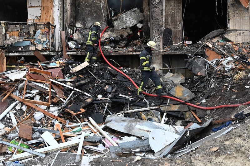 Pompierii caută victime printre dărâmăturile unui bloc | Foto: Profimedia
