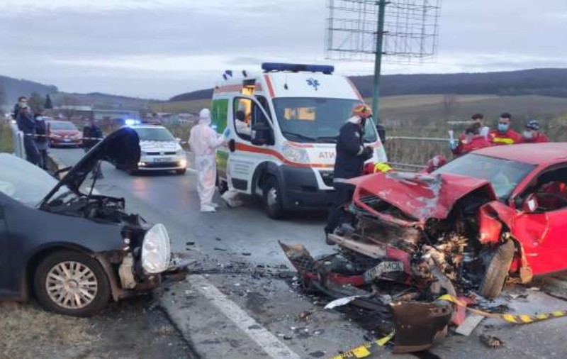 Accident grav în Mureș. Un bărbat a murit și altul a fost rănit, în urma coliziunii a trei mașini