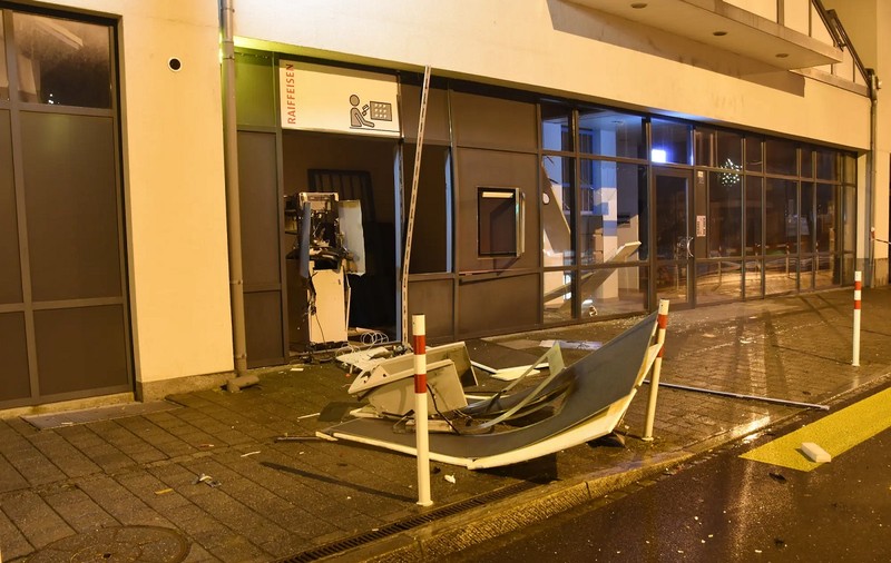 Un român e primul tâlhar judecat vreodată în Elveția pentru că a aruncat în aer un bancomat