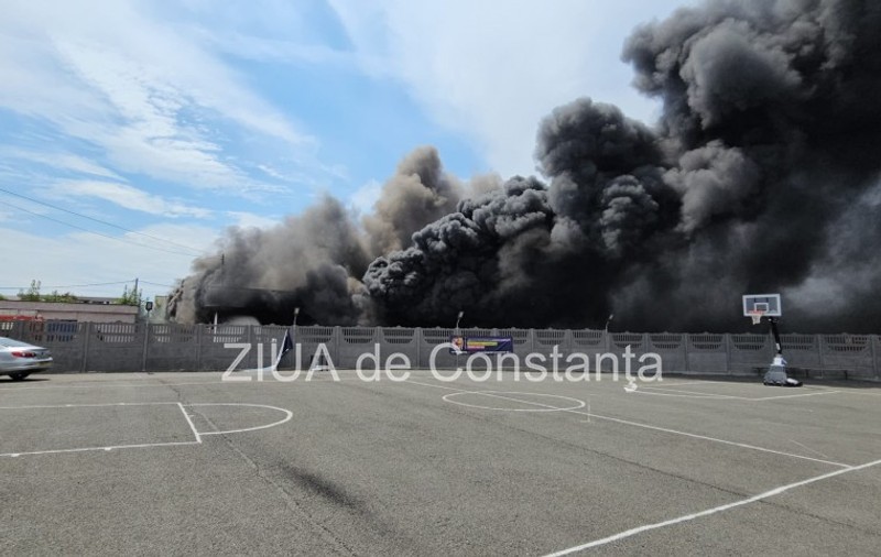 Incendiu puternic la un depozit în Costinești, cu degajări mari de fum. A fost emis mesaj Ro-Alert. VIDEO