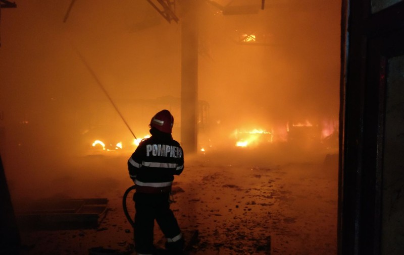 Incendiul violent la societatea de transport public din Tulcea a fost stins. „Pagubele sunt foarte mari” | FOTO&VIDEO