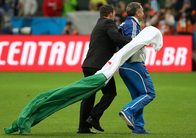 Un fan algerian a intrat pe teren înaintea meciului Germania - Algeria FOTO: EPA