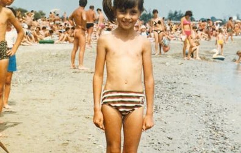 Ce drăgălaşă era Simona Gherghe pe la şapte anişori! Vezi prima fotografie COLOR cu vedeta! | FOTO