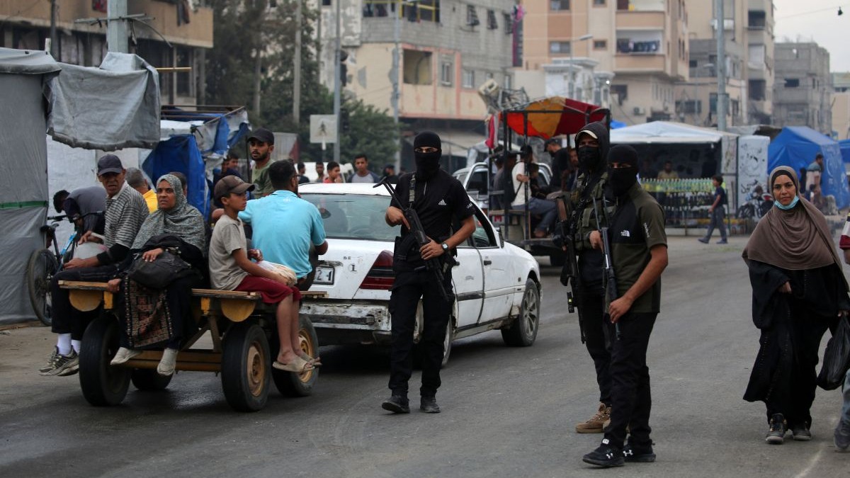 Membrii forțelor de securitate interne loiale grupării palestiniene Hamas sunt dislocați în tabăra de refugiați Nuseirat din centrul Fâșiei Gaza, în timp ce persoanele strămutate se întorc în orașul Gaza, pe 12 octombrie 2025.