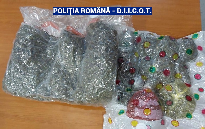 Doi bărbaţi au fost arestaţi preventiv pentru trafic internaţional de droguri de risc şi trafic intern de droguri de risc