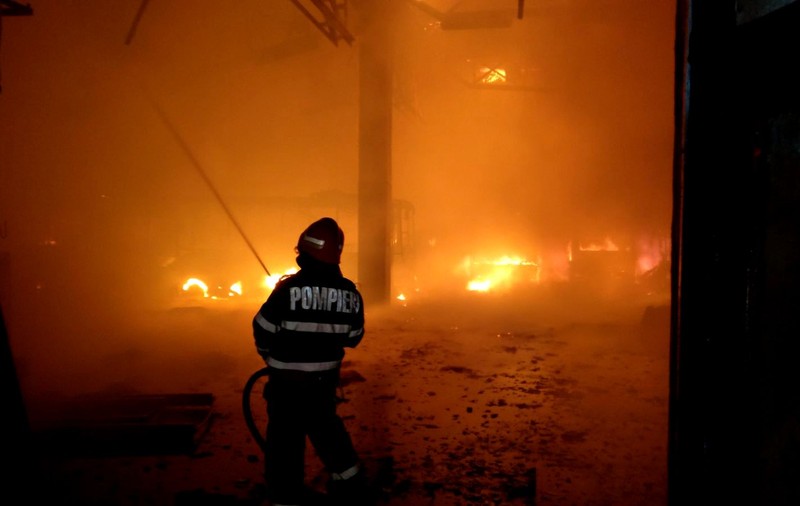 Doi bătrâni au murit într-un incendiu în Găiceana, Bacău. Focul ar fi pornit de la jarul căzut din sobă / FOTO