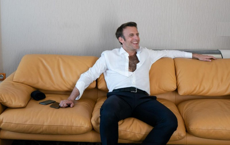 Macron, relaxat și descheiat la cămașă. Imaginea care a devenit virală