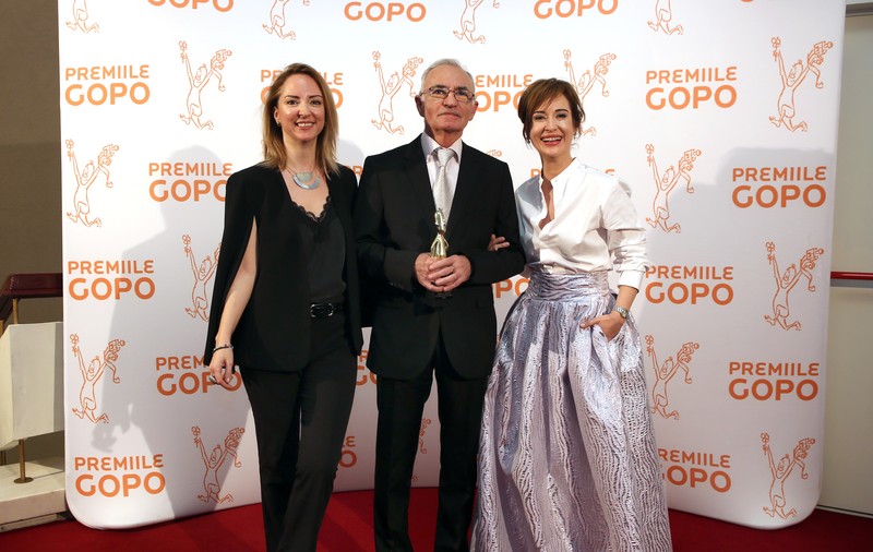 VIDEO/Actrița Medeea Marinescu și scenografa Mădălina Marinescu și-au premiat tatăl, producătorul Ion Marinescu. „Pe premiul ăsta scrie «sfârșitul filmului»”