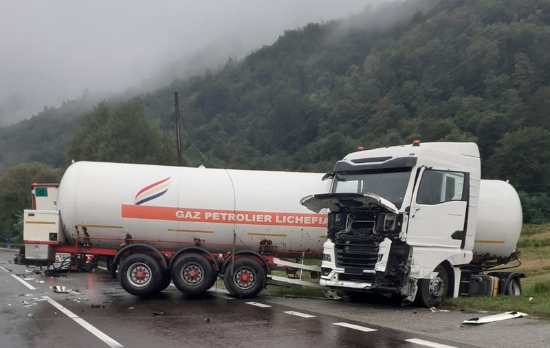 Localnici evacuați la Racovița, în Vâlcea, unde o cisternă cu GPL și un TIR s-au ciocnit