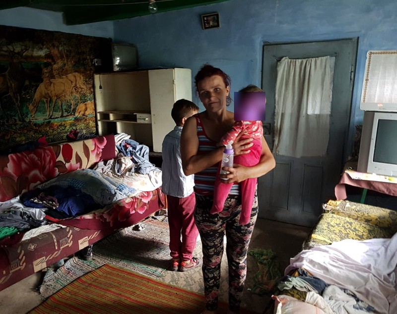 REPORTAJ/Viața de coșmar a fetițelor din Vaslui găsite în comă alcoolică. Mama își bătea copiii și îi încuia în beci, cu șobolanii - FOTO&VIDEO