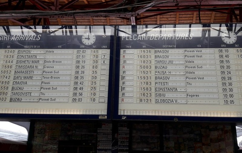 FOTO&VIDEO/ Ninsoarea și viscolul dau peste cap transportul feroviar în Gara de Nord. Întârzieri de zeci de minute