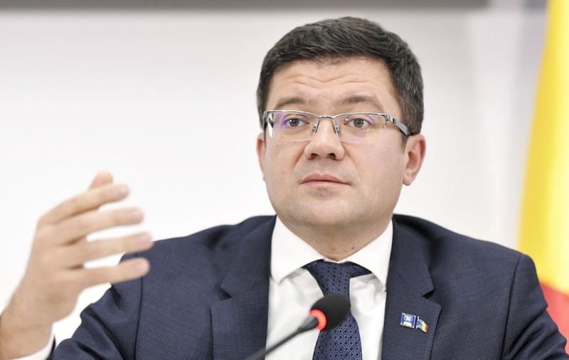 Ministrul mediului trage un semnal de alarmă: “Măştile medicale şi mănuşile chirurgicale trebuie incinerate, nu abandonate pe câmpuri”