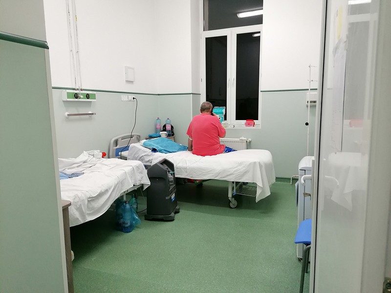 Un bărbat stă aici de aproape o săptămână. Se simte mai bine acum și nu mai are mască