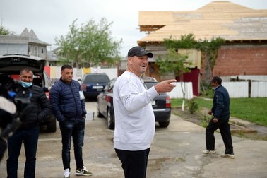 Viorel Cataramă în comuna Bărbuleşti, pe 7 mai. Foto: Hepta