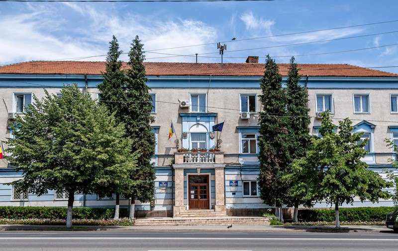 Doi șefi din Primăria Petroșani, angajați timp de cinci ani în posturi duble: funcționar public și personal contractual