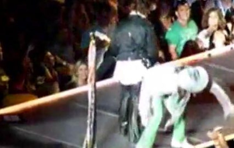 Video | Joe Perry l-a împins pe Steven Tyler de pe scenă