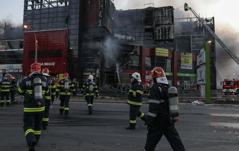 Un centru comercial din București a ars complet. ISU spune că nu avea autorizație de securitate la incendiu
