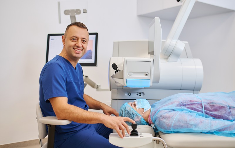 Premieră: medicul român Teodor Holhoș, invitat să realizeze operații oftalmologice la Viena