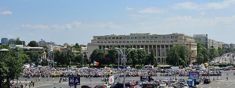 Peste 1.500 de oameni participă acum la mitingul din fața Guvernului, dar numărul crește. Foto: Cristian Otopeanu