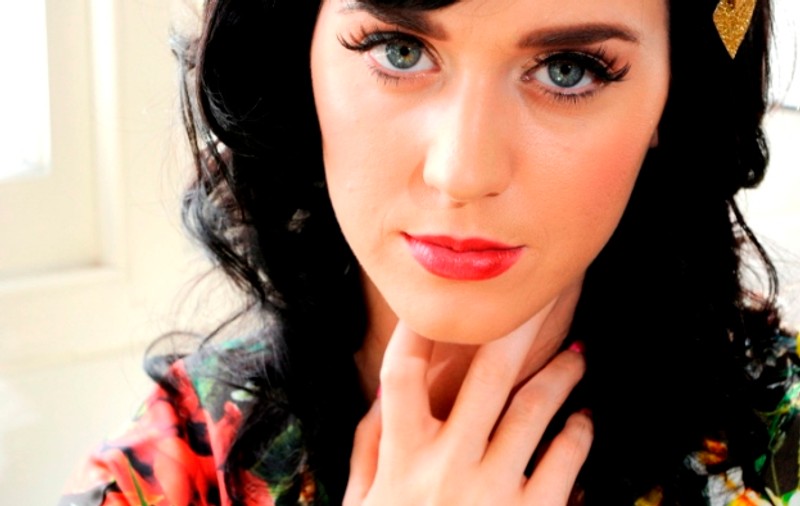Katy Perry se îndoapă cu anticoncepţionale