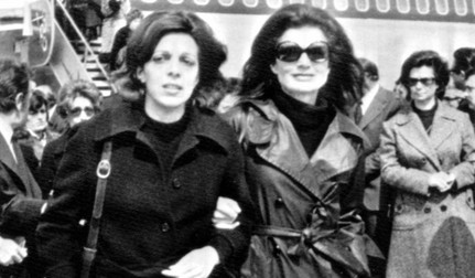Christina și Jackie, împreună, de braț, la înmormântarea lui Aristotel Onassis pe 18 martie 1975. Foto: Profimedia Images