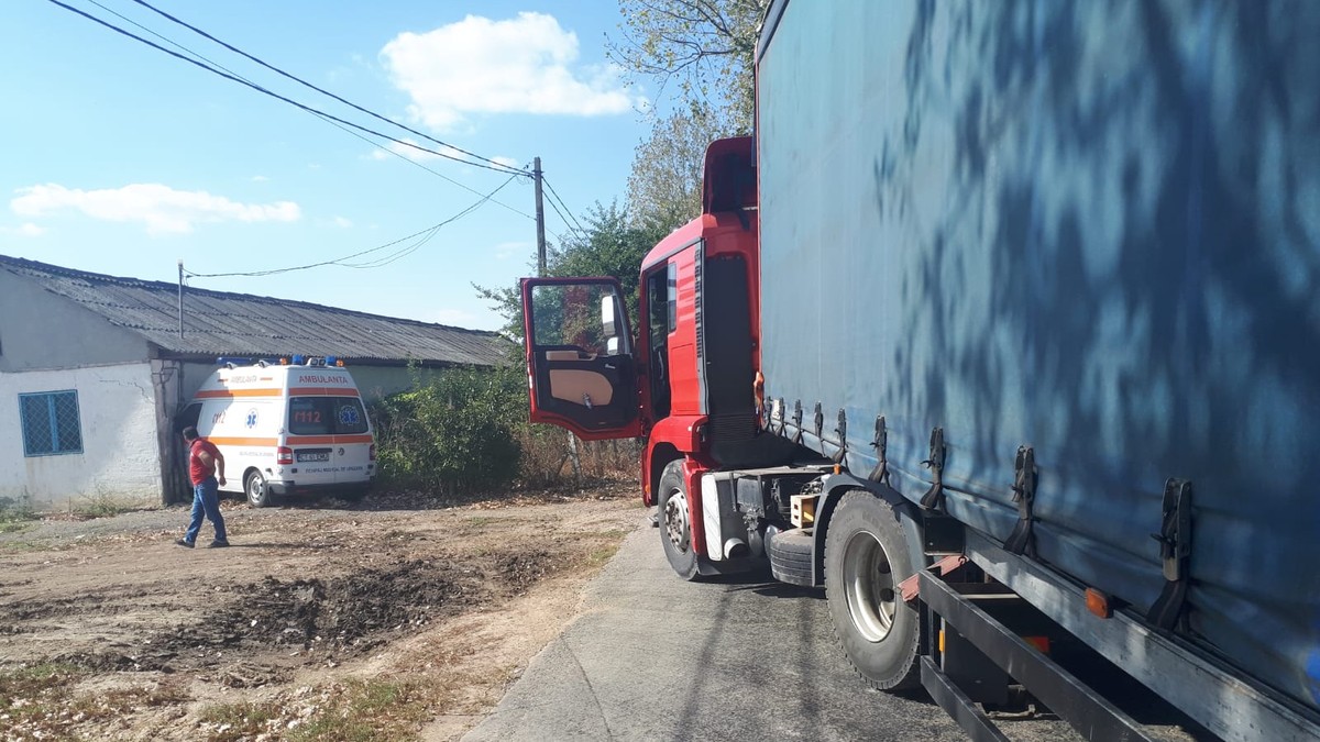 O ambulanță în misiune a intrat în zidul unei case, în județul Constanța