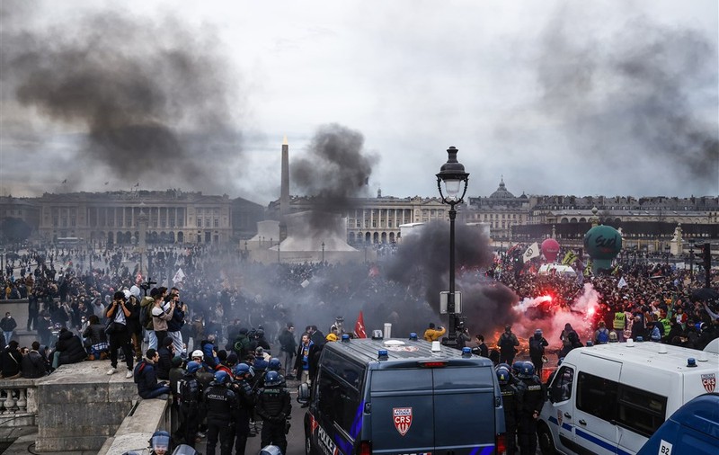 Proteste violente în Franța, după ce Macron a forțat adoptarea legii privind creșterea vârstei de pensionare. „Vom da foc la țară. La propriu"