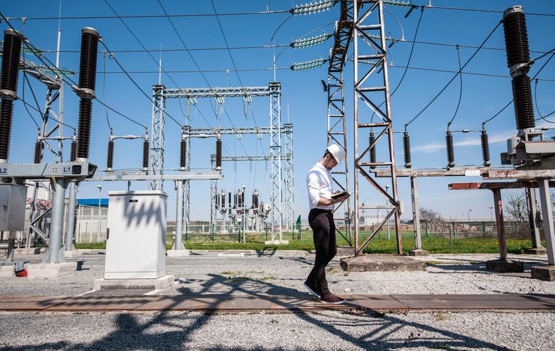 Analiză Politico: De ce este atât de scumpă electricitatea în Europa?