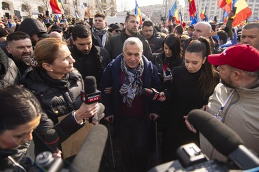 Calin Georgescu participa la un eveniment in cadrul caruia se strang semnaturi pentru candidatura sa la alegerile prezidentiale din mai 2025, in Piata Constitutiei din Bucuresti, sambata, 22 februarie 2025. ALEXANDRU DOBRE / MEDIAFAX FOTO