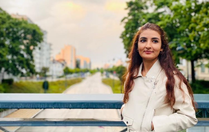 Prima refugiată afgană cu o bursă de studii în România: „Nu ne simțeam în siguranță nici cu americanii. Nimeni nu-i poate controla pe talibani”