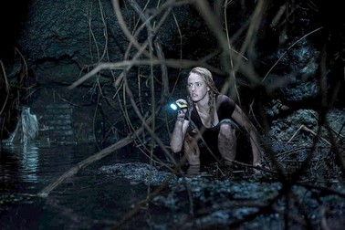 Haley (Kaya Scodelario) își caută disperată tatăl / Foto: Paramount Pictures Corporation.