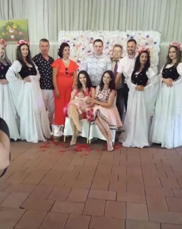 Deea și Dinu Maxer, nași de botez pentru prima oară. Au creștinat-o pe fetița fratelui lui Dinu | FOTO