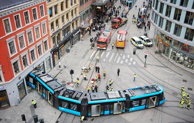 Un tramvai a deraiat la Oslo şi a intrat într-un magazin din centrul orașului. Patru oameni au fost răniți I VIDEO