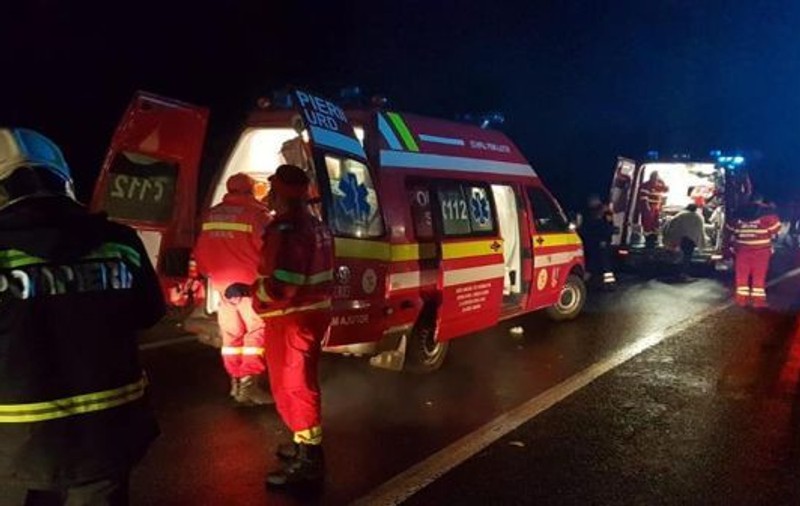 Carambol cu un autobuz și două mașini, la Mioveni. Trei persoane au fost rănite