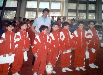Macanache, alături de echipa de gimnastică de la Clubul Sportiv Scolar Dinamo. Este al doilea, de la dreapta la stanga